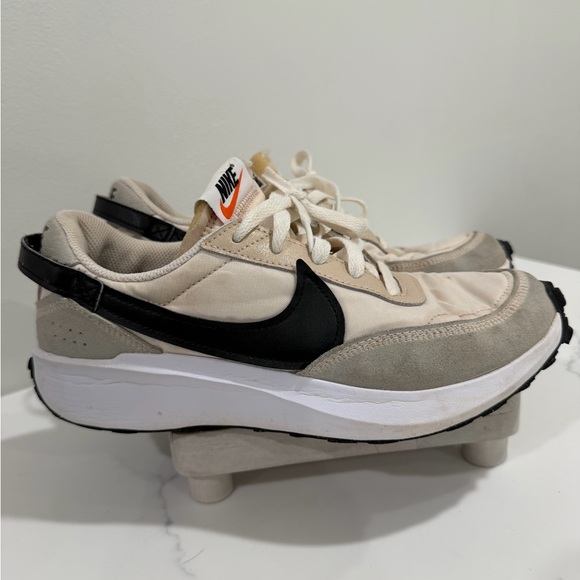 Nike Size9 Women's Waffle Debut Sneakers Beige/Black - Picture 2 of 9